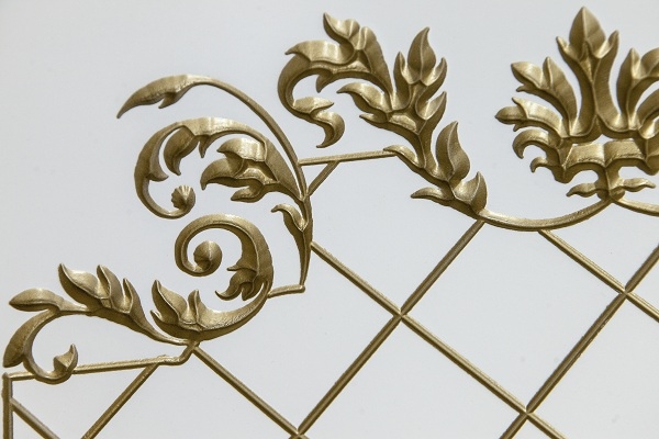Дверь межкомнатная Алина эмаль белая RAL9003 с патиной золото остеклённая (сатинат белый с рисунком)