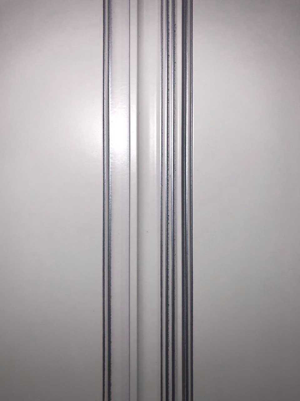 Дверь межкомнатная Багет-32 эмаль белая RAL9003 с патиной серебро остеклённая (сатинат белый с рисунком)