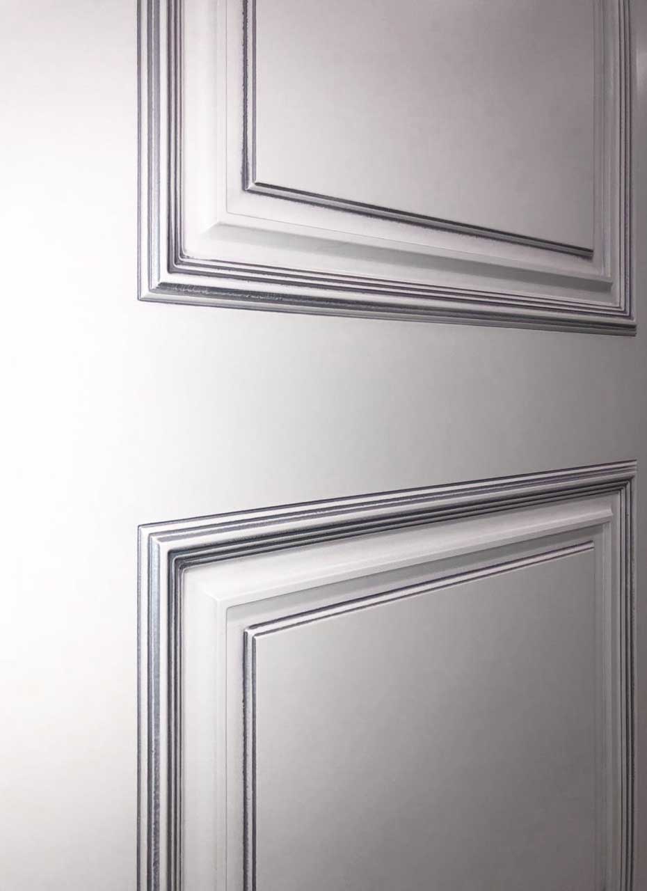 Дверь межкомнатная Багет-32 эмаль белая RAL9003 с патиной серебро остеклённая (сатинат белый с рисунком)
