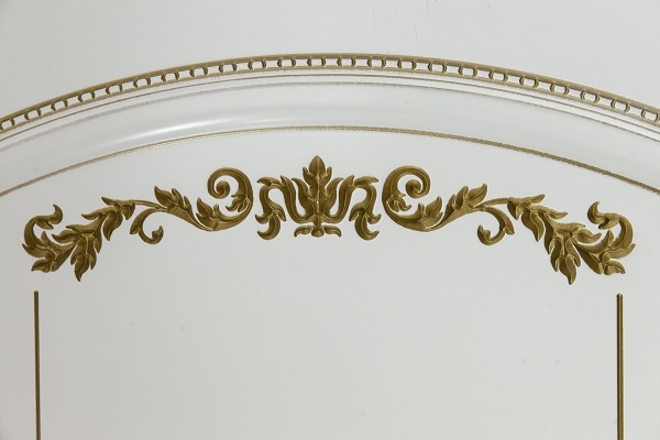 Дверь межкомнатная Алина эмаль белая RAL9003 с патиной золото остеклённая (сатинат белый с рисунком)